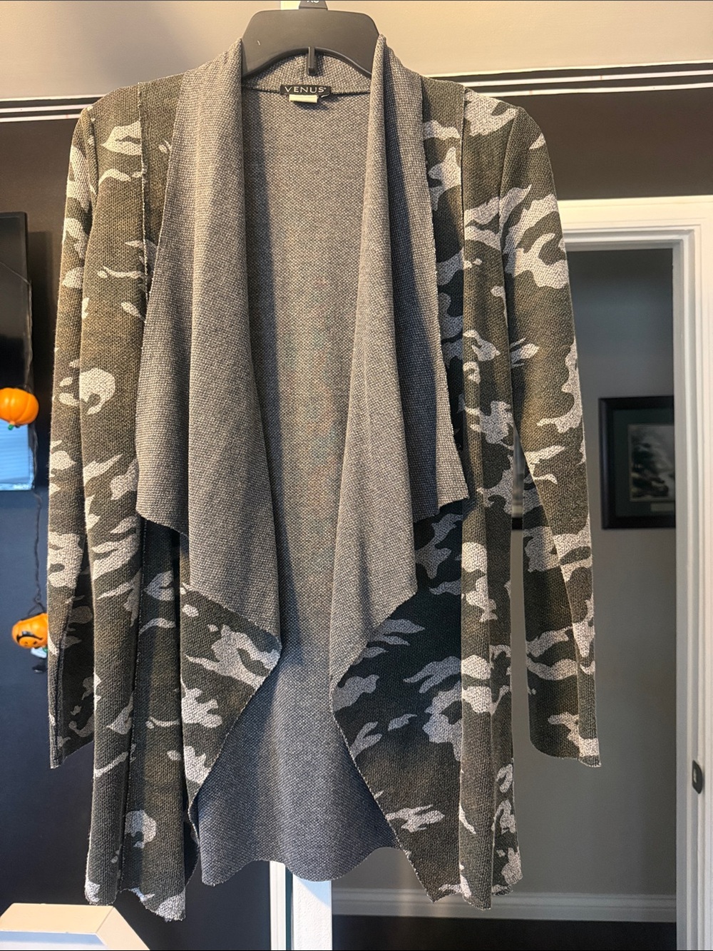 VENUS Green & Gray Camouflage Open-Front Cardigan